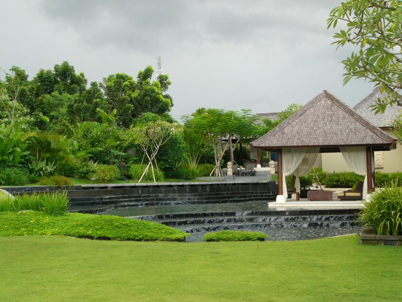 Villa Air Bali ( ���O�� ) ���Pettenget�ϡA��1bedroom , 2bedroom , 3bedroom�����P���A���O�֡A�]�p����ĦX�F�ڨ��q�ǲέ���M�ڦ��{�N���~�������C2005�~11��ս�����w�l�ޤ��֥@�ɦU�a�~���X�����ȫȼ}�W�Ө� , ���~ , �ѩ�Z�� Jl.Laksmana �� Oberoi �۷��� , ���ѵ����w�ɨ��������ȫȬ۷��K�������� �C

AIR ���]�I�G�j�ؤo�G���ù�PC , �L�u�W���C  SPA : �ȨѦ��Ф��Q���ϥ� �C   �\�U : �z�i��ܦbVilla�����\�άO�b�\�U���\ �C  Villa ������5.1�n�D�a�x�@�|��DVD�v���C   �p�H�a�� , �����D�� �C

AIR �A�� :  �ﻫ�}������45�����C   �K�O���騮�e�� Seminyak �Ϥ� Pettenget �Ϥ����y���I�C  �C��K�O�W�� �C   �C��K�O���G�L / mini bar�C    �C��K�O�U�ȯ��C

VILLA AIR(���O��)�x�����: www.villa-airbali.com